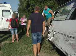 Автобус с людьми разбился на трассе под Ростовом