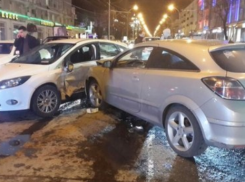 В центре Ростова не смогли разойтись «Ford Focus» и «Opel»