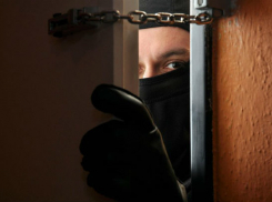 Двое парней избили и ограбили соседа в Ростовской области