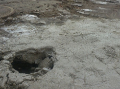 Засыпанные водоканалом жуткие ямы провалилсь после потепления в ростовском ГСК