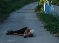 «Лежачий прохожий» составил конкуренцию автохамам и заблокировал проезд по улице в Ростове