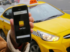 В Яндекс.Такси назвали города, где чаще всего оставляют чаевые