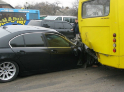 Элитная иномарка врезалась в автобус с пассажирами в центре Ростове