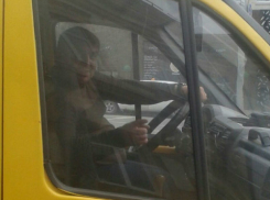 Неадекватный водитель маршрутки в Ростовской области назвал пассажира «обезьяной» и избил