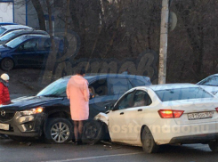 Москвичка на иномарке и ростовчанка на отечественном авто не поделили дорогу на Сельмаше