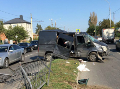 Жуткая авария с участием дорогого внедорожника и фургона произошла на улице Мичурина в Ростове