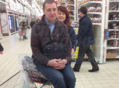 Женщина, катавшая мужа в тележке по гипермаркету Ростова, вызвала истерику у горожан