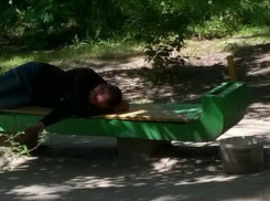 Мужчина на лавочке вызвал волну «праведного» гнева у молодого жителя Ростова