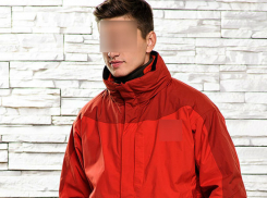 Молодой мужчина в «кровавой» куртке совершил разбойное нападение на букмекерскую контору в Ростове 