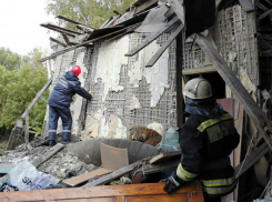 Аварийное здание с грохотом обрушилось на молодого мужчину в Ростовской области