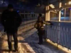 Увлекательная прогулка пешеходов по «сворачивающему шеи» акведуку Ростова попала на видео