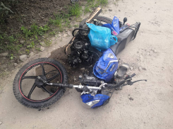 Двое подростков на мопеде врезались в легковушку в Ростовской области