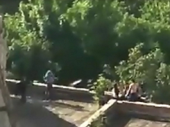 Серия взрывов прогремела на крыше дома в Ростове и попала на видео