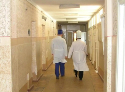 В Егорлыкском районе сотрудник ОМОН потерял сознание после того, как на него упали ворота 