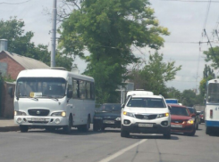 В Таганроге водитель ВАЗа столкнулся с маршруткой и внедорожником