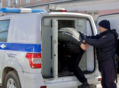 В Ростове задержали грабителя, сорвавшего с мужчины золотую цепочку за 150 тысяч рублей возле бара