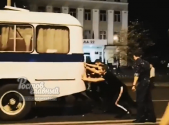 Радостные ростовчане «прокатили» полицейских на Дне города