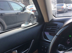 Банда взломщиков автомобилей устроила ночное издевательство над люксовой иномаркой в Ростове