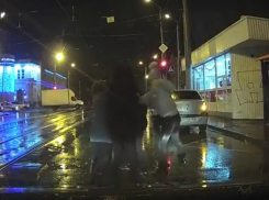 Дорожный конфликт с дракой и поножовщиной в центре Ростова очевидцы сняли на видео