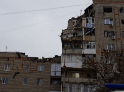 В подъезде взорвавшегося дома в Шахтах был запах газа. Об этом заявил СК РФ, опросив свидетелей