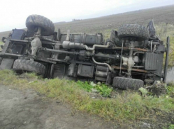Два человека пострадали в перевернувшемся на трассе КамАЗе в Ростовской области