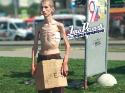 Похожий на жертву Освенцима парень собирает деньги на ростовском автовокзале