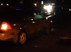 В Ростове 11 водителей потеряли колеса из-за ямы на Левобережной