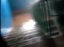 Бодрящий холодный ливень прошел прямо внутри многоэтажки в Ростовской области