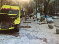 В Ростове машина скорой помощи с пациентом врезалась в «Лексус»