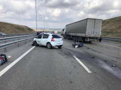 Мотоциклист попал под прицеп грузовика после столкновения с иномаркой на трассе М-4 «Дон»