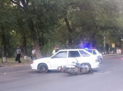 В Ростове на Западном столкнулись «четырнадцатая» и скутер