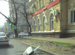 Огромная яма на дороге испортила рабочее настроение водителю-меломану в Ростове
