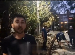 «Тысячу раз писали в администрацию»: ростовчане сами скинулись на материалы и ремонтируют дорогу