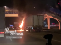 В районе рынка «Алмаз» под Ростовом загорелась фура