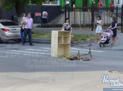 С помощью шкафа на дороге ростовчан предупредили о яме 