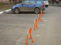 Наглый захват парковочных мест для автомобилей устроили жители дома в Ростове-на-Дону