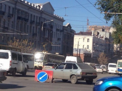 В центре Ростова троллейбус перекрыл движение
