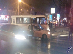 Пассажиры ростовской маршрутки после ДТП с иномаркой выпрыгивали через окно