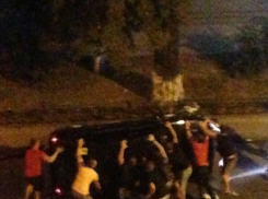 10 человек «реанимировали» перевернувшуюся на Пушкинской «Ладу»