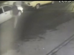 В Ростове за ночь мужчина слил бензин с двух авто