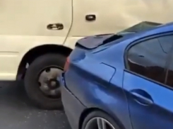 Додрифтовавшегося «лихого скакуна» на иномарке остановила ростовская маршрутка на видео