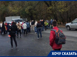 «Городу мы не нужны»: в Ростовском ДНТ люди перекрыли улицу из-за отсутствия электричества