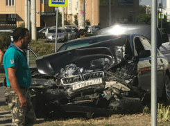 Люксовая иномарка врезалась в маршрутку на злополучном перекрестке в Ростове