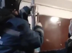 В аварийном доме в Кривошлыковском начали укреплять лестницу во втором подъезде