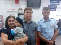 Полицейский из Ростова спас жизнь двухлетнему малышу и приютил его родителей 