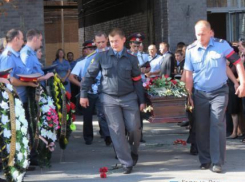 С погибшими полицейскими прощаются в Новочеркасске