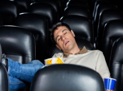 К уснувшему в кинотеатре жителю Ростова направил свои «шаловливые ручонки» сосед по креслу 