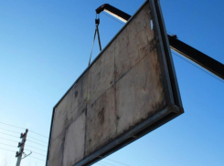 В Ростове демонтируют незаконные рекламные конструкции