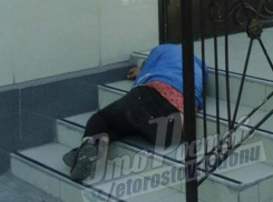 «Замученный совестью» мужчина уснул на крыльце прокуратуры в Ростове