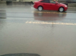 Огромная лужа по колено, появившаяся в ливень на пешеходном переходе, возмущает жителей Ростова